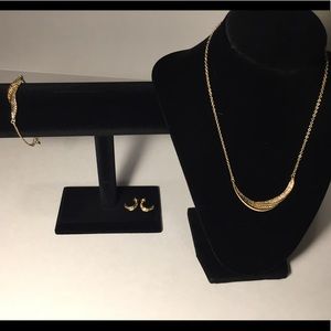 AVON Necklace, bracelet and earring set. NWOT
